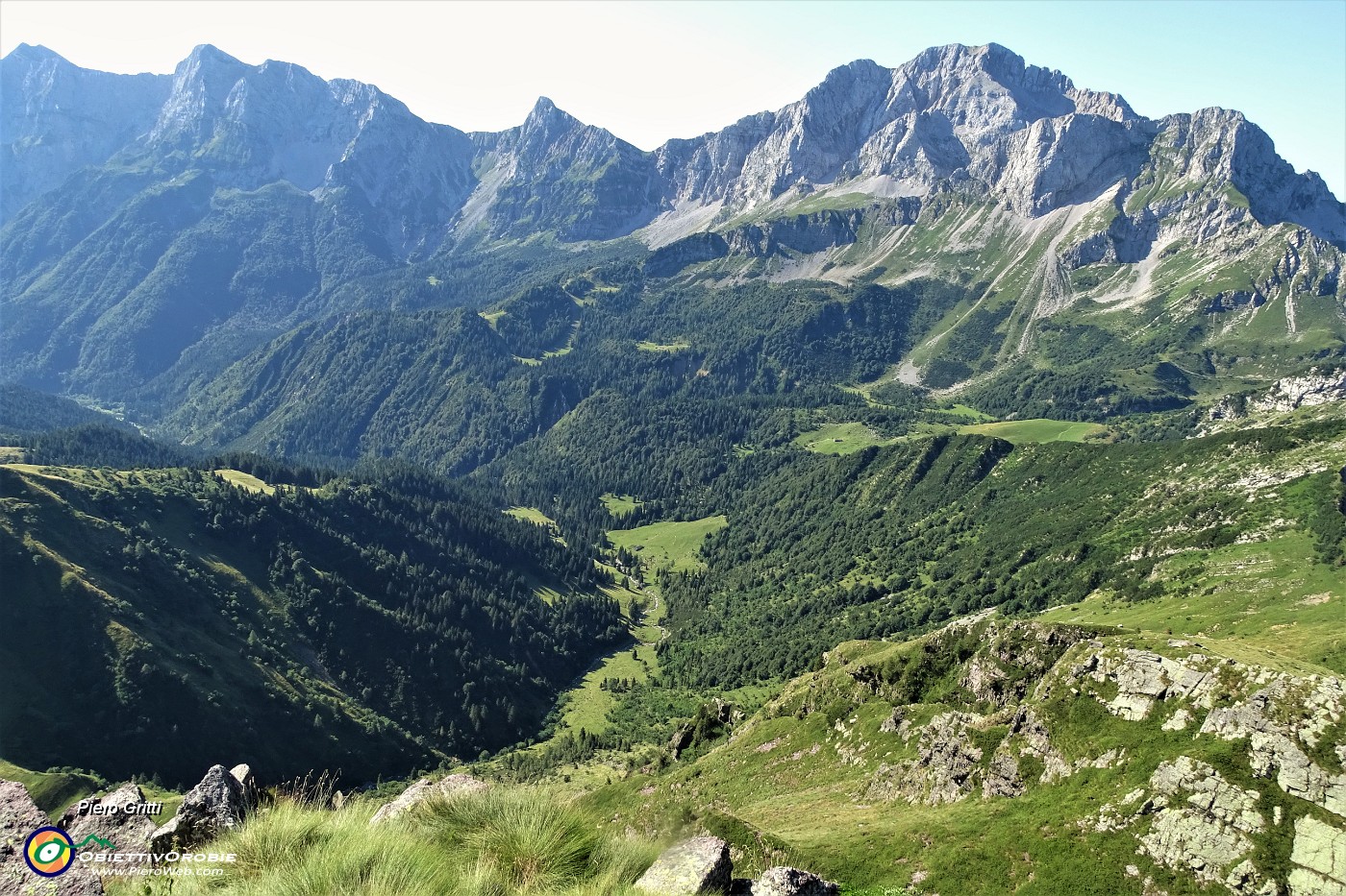 24 Dal Monte delle Galline vista sulla Valcanale con Rif. Alpe Corte.JPG